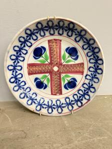 Prato antigo de cerâmica francesa do século XIX, com tulipas, medindo 30 cm